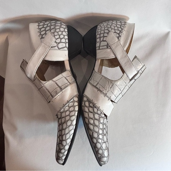 FLUEVOG Truth Alisha Sz 9.5 T-Strap with Skull Buckle Low Heel Leather Sandals - Picture 9 of 15